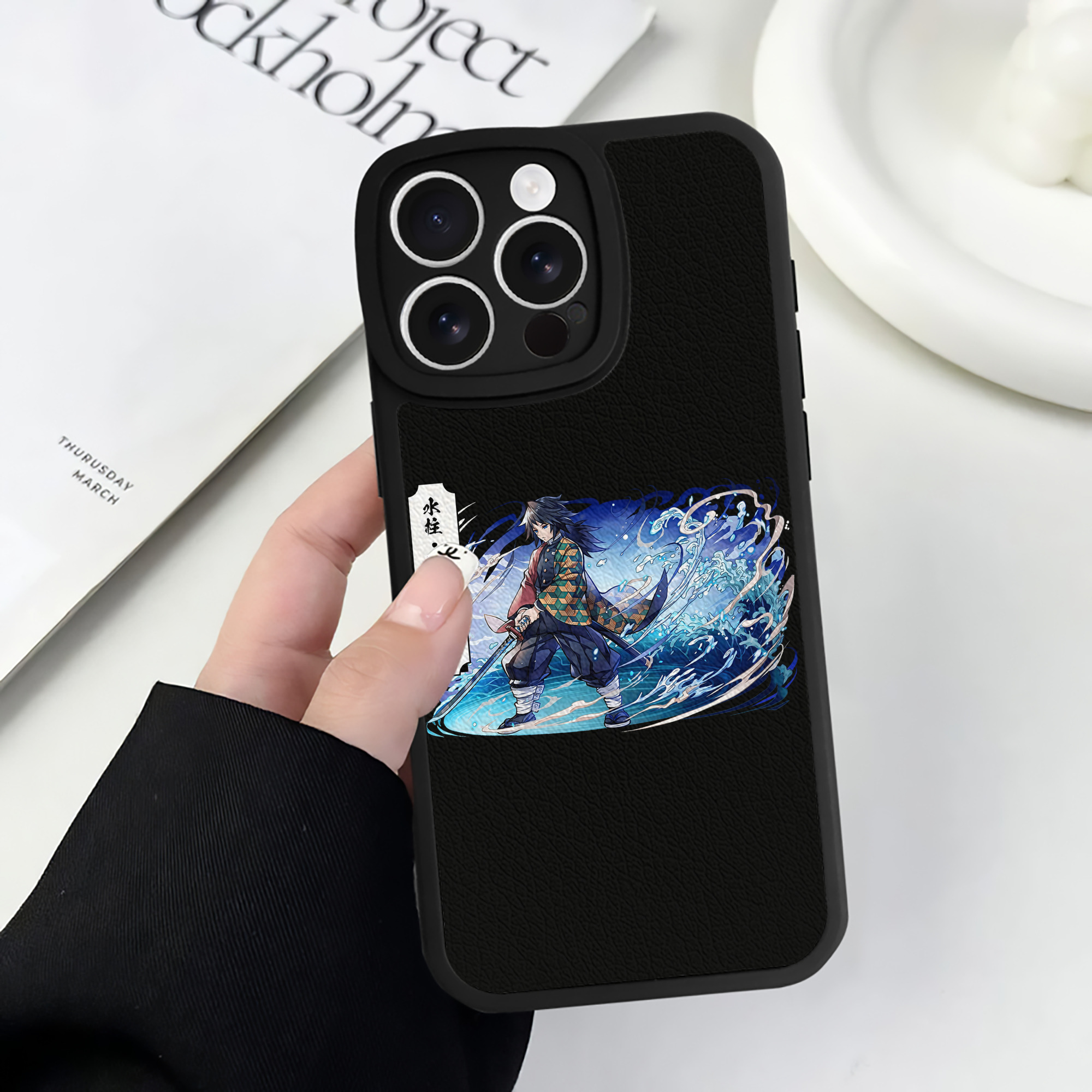 （画像用） 鬼滅の刃（きめつのやいば）水柱-冨岡 義勇／とみおか ぎゆう Tomioka Giyuu 【iPhone 16シリーズ対応】シリコンスマホケース（レザー調） 材質：シリコン